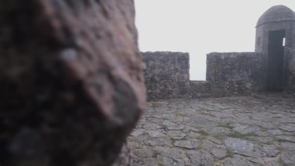 Pan Sobre Las Almenas Piedra Del Castillo Marvo Escondido Niebla — Vídeo de stock