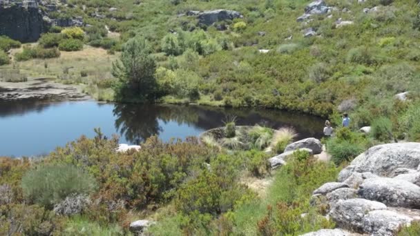 Drone Sobrevoa Covo Dos Conchos Serra Estrela — Vídeo de Stock