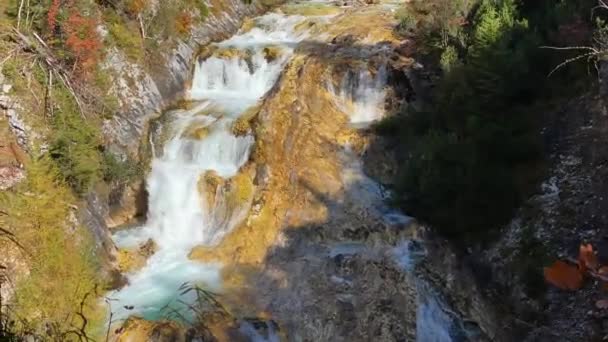 Farbenprächtige Landschaft Mit Wasserfall Karwendelsteg Der Nähe Von Scharnitz Österreich — Stockvideo