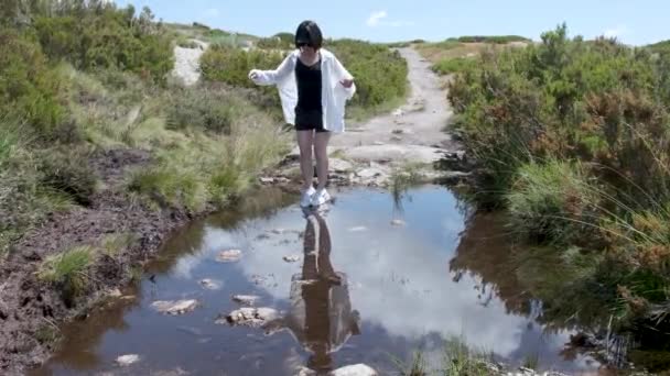 Serra Estrela Bir Birikintisinde Kadın Dengede Duruyor — Stok video