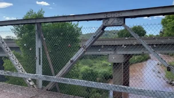 Banyak Gembok Pagar Atas Jembatan Sungai San Pedro Sierra Vista — Stok Video