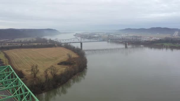 俄亥俄河与大桥的4K无人机 — 图库视频影像