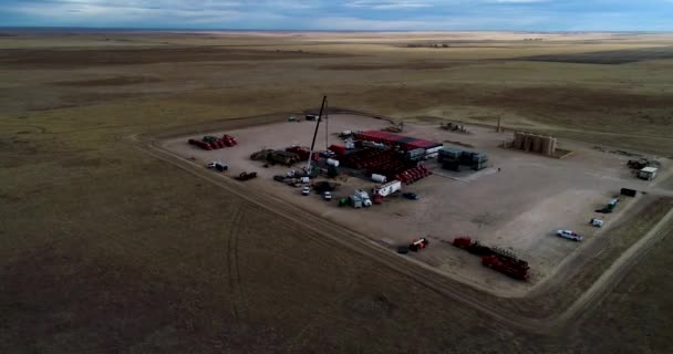 Weiträumige Drohnenumlaufbahn Eines Hydraulic Fracturing Oder Fracking Pads Den Ebenen — Stockvideo