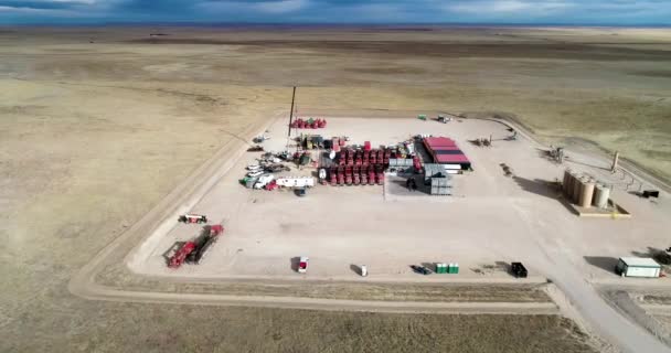 Drone Bred Skott Med Dramatisk Himmel Omloppsbana Stor Fracking Operation — Stockvideo
