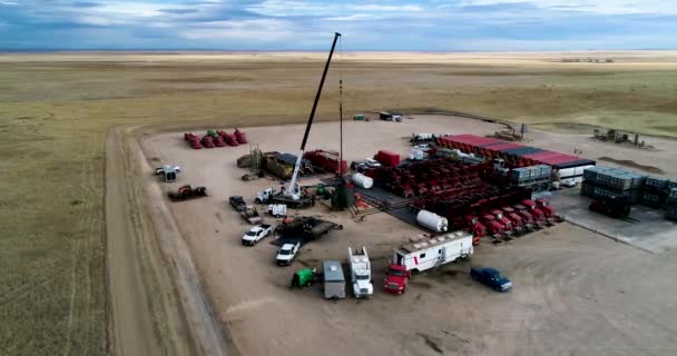 Niedrige Umlaufbahn Und Anstieg Über Einer Fracking Operation Eastern Colorado — Stockvideo