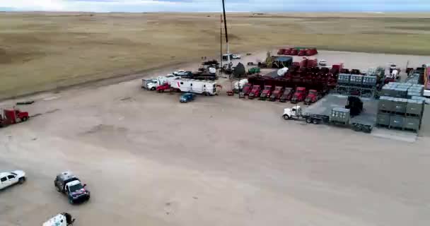Drone Tillbaka Upp För Att Avslöja Stor Oljeutvinning Operation Slätterna — Stockvideo