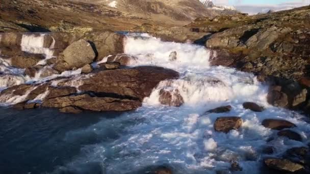 Egy Hatalmas Vízesés Norvégiában Napkeltekor — Stock videók