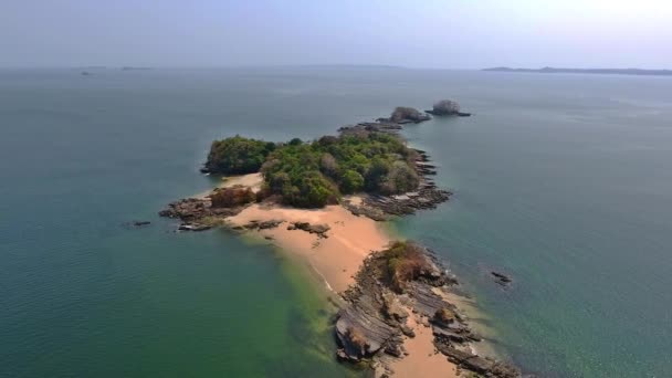 Rocky Beach Cove Ile Yavaş Strafe Manzaralı Ada Uçağı — Stok video