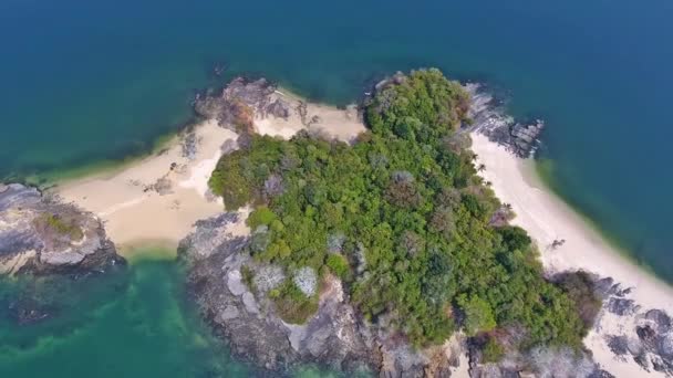 Langzame Panning Antenne Van Rocky Coral Fringed Scenic Island — Stockvideo