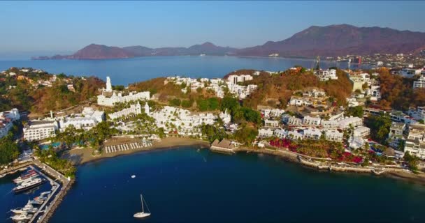 Letecký Pohled Plachetnice Blízkosti Beach Resorts Horami Bay Pozadí — Stock video