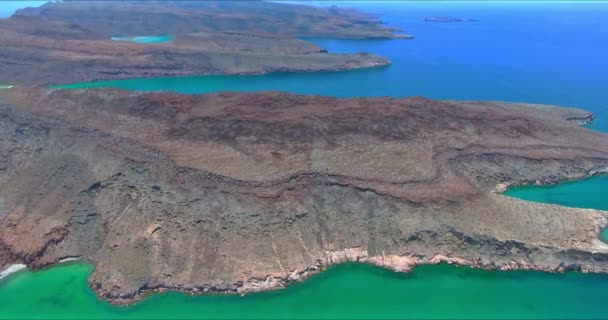 Engin Mavi Deniz Burnu Yakınlarındaki Platonun Yavaş Yükselen Hava Görüntüsü — Stok video