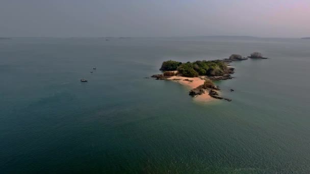 Lambat Strafe Aerial Anchored Sailboats Dekat Deserted Scenic Island — Stok Video
