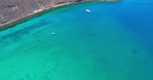 Rising Drone Vuelo Lejos Barcos Anclados Blue Lagoon — Vídeos de Stock