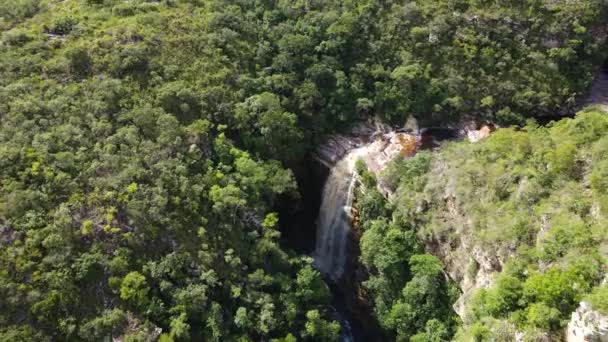 Ormanın Ortasında Inanılmaz Bir Şelale Brezilya Chapada Diamantina Daki Sivrisinek — Stok video