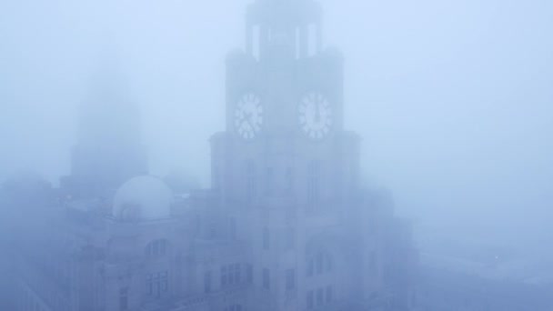 浓雾笼罩空中俯瞰利物浦肝楼在浓密阴郁的天气下可见度拉开 — 图库视频影像