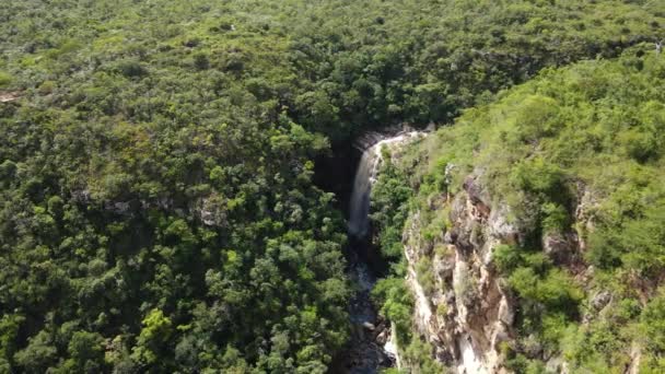 Cascada Medio Una Hermosa Selva Vista Aérea Chapada Diamantina Brasil — Vídeo de stock