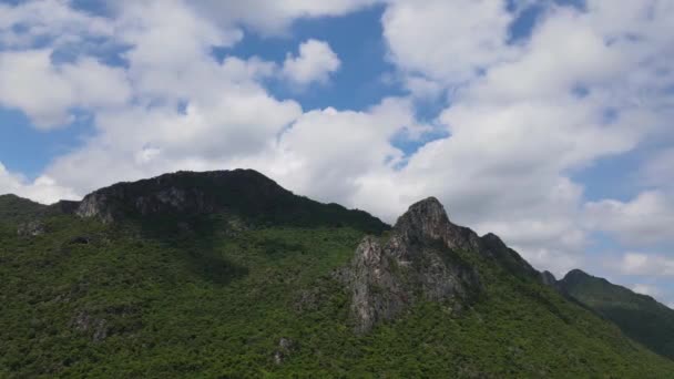 Letecké Záběry Klouzající Napravo Této Nádherné Skalní Hory Odhalující Tyto — Stock video