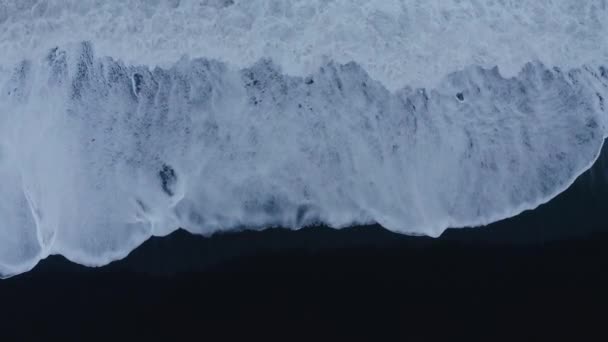 Schäumende Wellen Spülen Das Ufer Des Schwarzen Sandstrandes Vkurfjara Island — Stockvideo