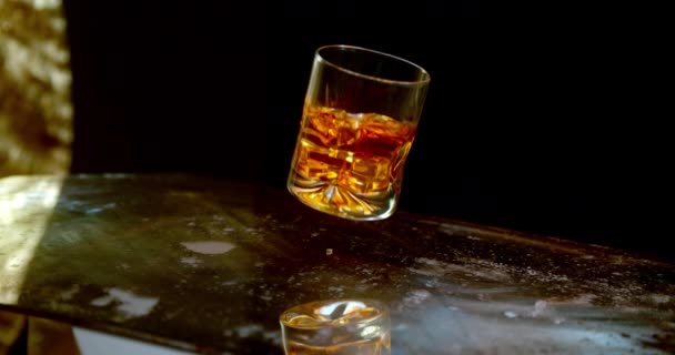 Verre Whisky Brise Une Surface Verre Ralenti Symbole Alcoolisme Des — Video