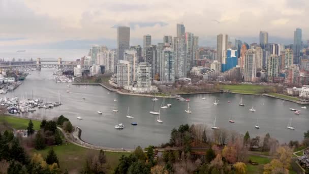 Segelbåtar Cruising False Creek Yaletown Skyline Downtown Vancouver Kanada Antenn — Stockvideo