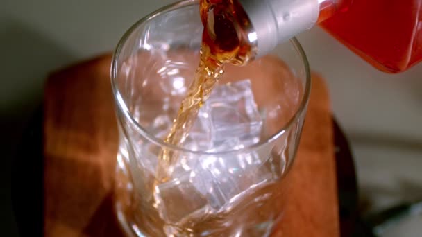 Whiskey Ergießt Sich Superzeitlupe Über Eis — Stockvideo