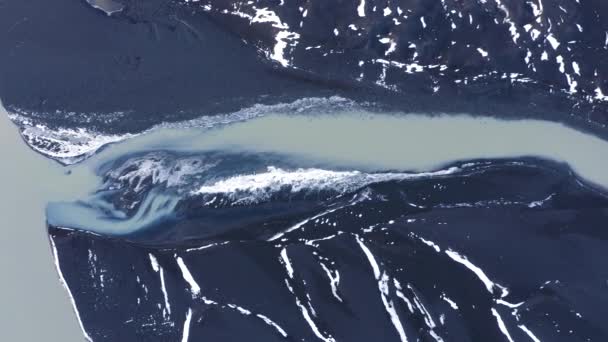 Верхняя Часть Ледниковой Реки Впадает Море Окружении Вулканического Ландшафта Снега — стоковое видео