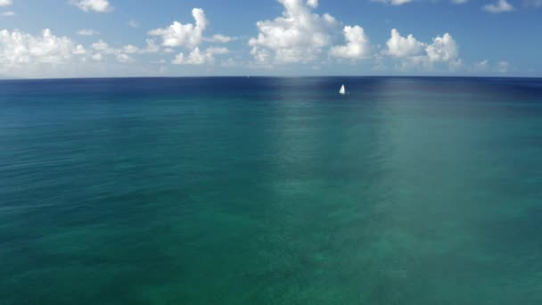 Karayip Adasında Mavi Gökyüzü Olan Güzel Turkuaz Deniz Suyunun Statik — Stok video