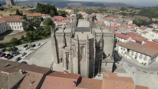 Pullback Aereo Dalla Vecchia Cattedrale Pietra Che Rivela Bellissimo Paesaggio — Video Stock