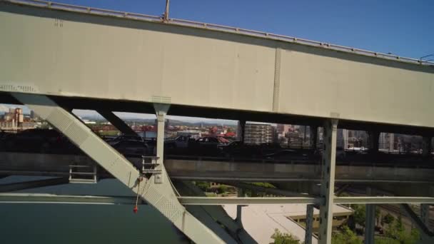 Aerial Mostrando Como Fremont Bridge Portland Oregon Uma Ponte Duas — Vídeo de Stock