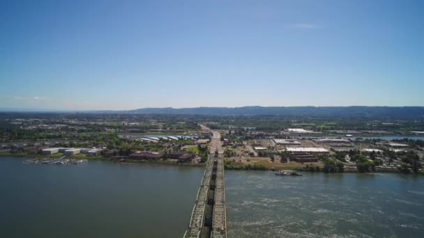 Légi Felvétel Columbia River Interstate Bridge Felett Amint Elhúz Portlandből — Stock videók