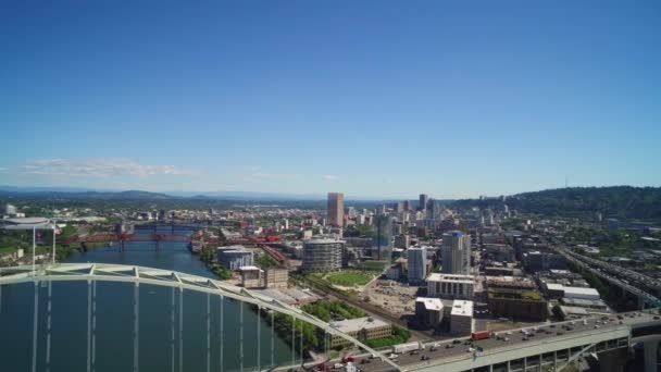 Aerial Drar Sig Undan Från Rekordet Med Fremont Bridge Portland — Stockvideo