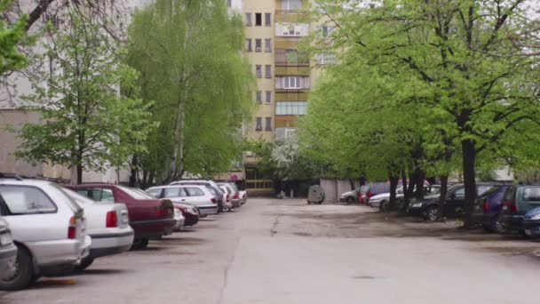 Sąsiedztwo Starych Brutalnych Budynków Mieszkalnych Postkomunistycznej Bułgarii Europie Wschodniej — Wideo stockowe