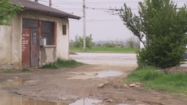 Gamla Byggnader Och Rostiga Vagnar Postkommunistiska Bulgarien Östeuropa — Stockvideo