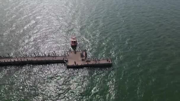 在泰国帕塔亚 这只帕塔亚捕鱼船与一艘从高空停泊的渔船在空中的稳定镜头 — 图库视频影像