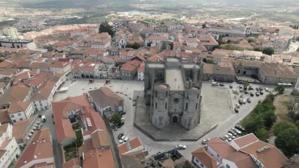 Una Enorme Catedral Gótica Eleva Por Encima Los Techos Las — Vídeo de stock