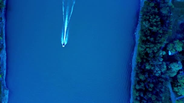 Summer Aerial Birds Eye View Flyover Zoom Out Speed Boat — Stock Video