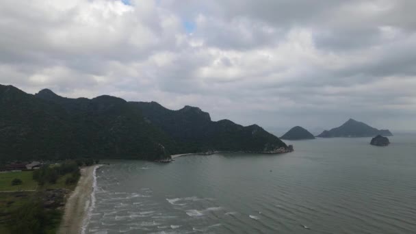 島や山々が水平線 ヨット国立公園 Prachuap Khiri Khan タイで見られる間に波が海岸に向かって回転するように この美しい海の安定した空中映像 — ストック動画