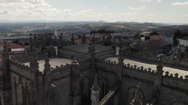 Volare Intorno Alle Maestose Guglie Gotiche Della Cattedrale Guarda Portogallo — Video Stock