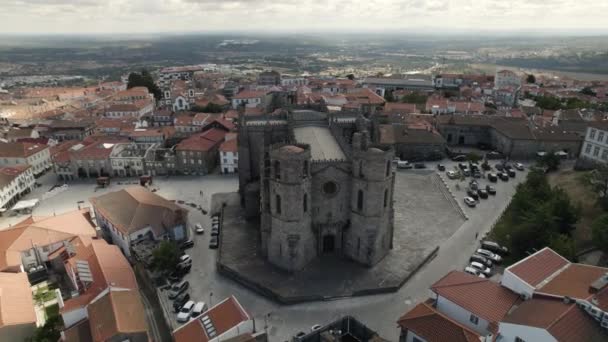 Monumentalna Gotycka Katedra Zdobyta Powietrza Słoneczny Dzień Guarda Portugalia — Wideo stockowe