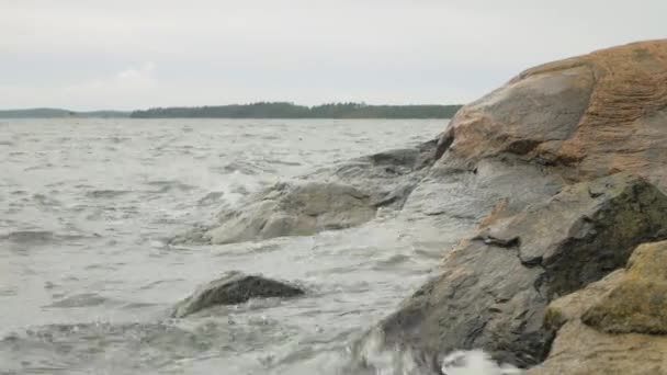 Las Olas Del Océano Estrellan Contra Las Rocas Día Nublado — Vídeos de Stock