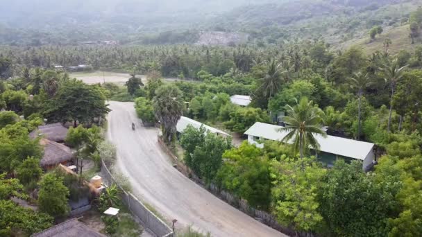 Aerial Drone Motorbike Rough Gravel Road Surrounded Green Trees Rural — Vídeo de stock