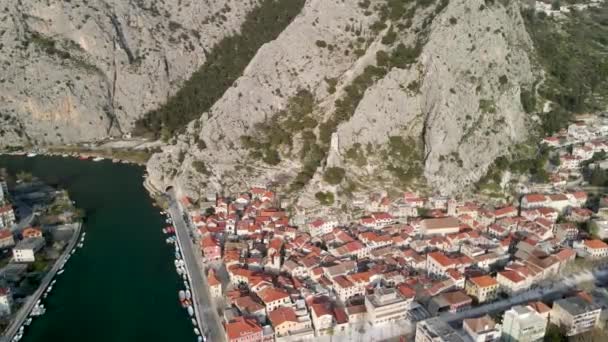 克罗地亚塞蒂纳河河口的小镇和港口 空中景观 — 图库视频影像