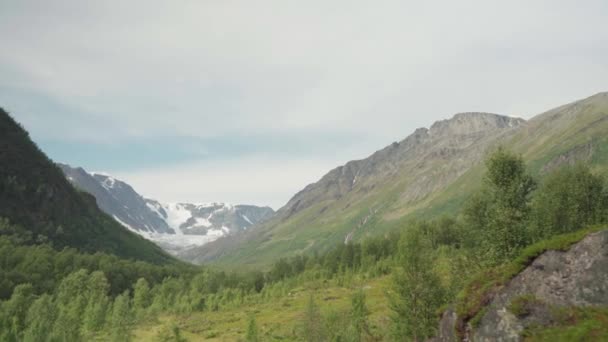 Horské Svahy Zasněženým Vrcholkem Pozadí Lyngsdalenu Norsko Posunout Doleva — Stock video