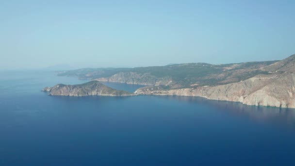 航空広いビュー遠くにアソス村 美しい島の風景 ケファロニア島 — ストック動画