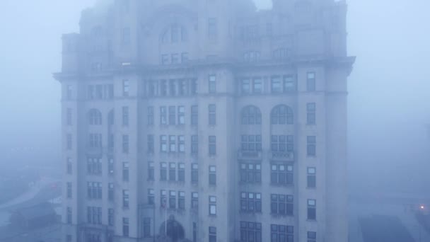 Dichter Nebel Bedeckt Luftbild Liverpool Lebergebäude Eindringlich Dicken Düsteren Wetter — Stockvideo