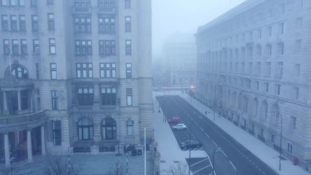 冷たいダウンタウンの魔法のスカイライントラッキングを渡って幽霊のような高密度の都市霧の空中ビュー左ショット — ストック動画