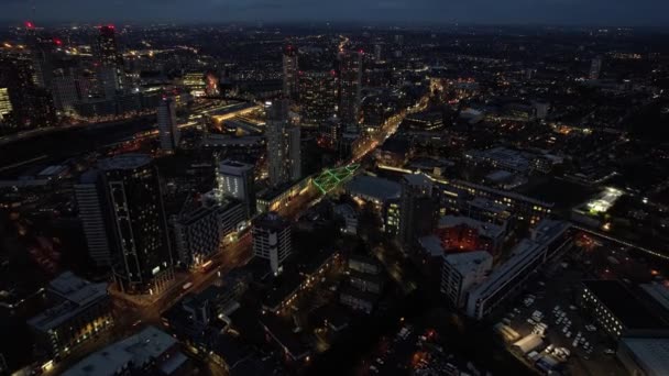 未来派的斯特拉特福德奢华的市中心高楼光芒四射的道路在夜景下向前推进 — 图库视频影像