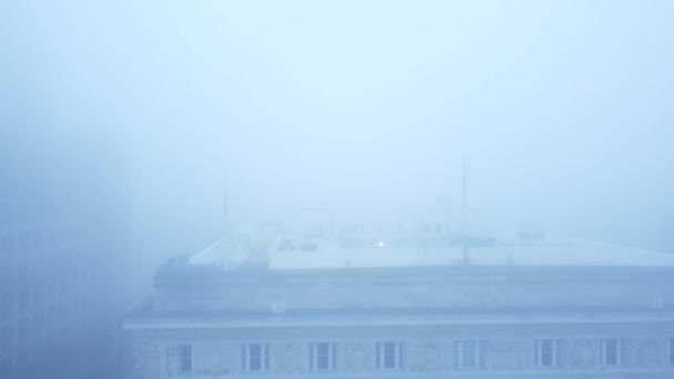 Gespenstisch Dichter Stadtnebel Antenne Rechts Blick Über Kühle Innenstadt Magische — Stockvideo