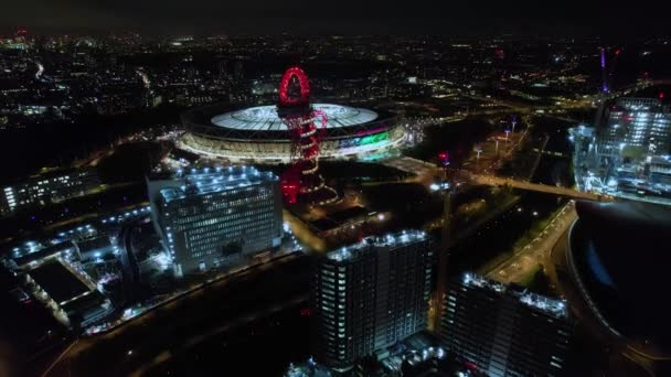 West Ham United 上空的空中景观和Arcelormittal照明的未来霓虹灯城市景观 — 图库视频影像