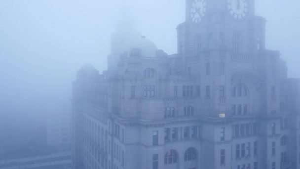Dicke Gespenstische Nebeldecke Über Der Stadt Liverpool Luftaufnahme Der Surrealen — Stockvideo
